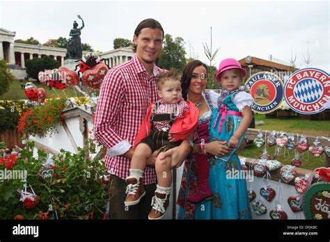 Daniel van Buyten of Bayern Muenchen poses with his wife .